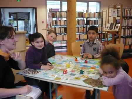 Les enfants du CLSH et le Jeu de la pomme